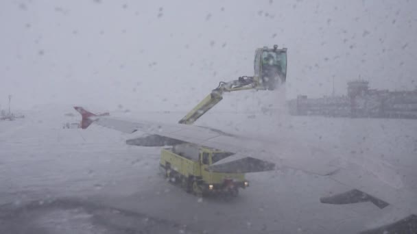 Verarbeitung Von Flugzeug Icing Flughafen — Stockvideo