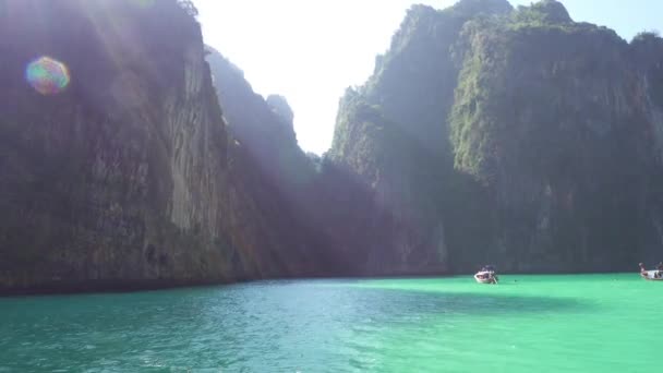 Lebegő Hajón Öbölben Phi Phi Leh Sziget Krabi Thaiföld Pan — Stock videók