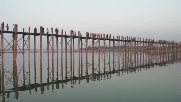 Beroemde Bein Teakhouten Brug Taungthaman Lake Mandalay Myanmar — Stockvideo