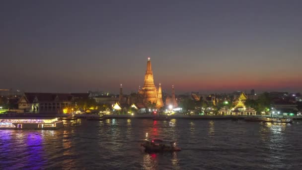 Wat Arun Templo Budista Barcos Rio Chao Phraya Hora Crepúsculo — Vídeo de Stock