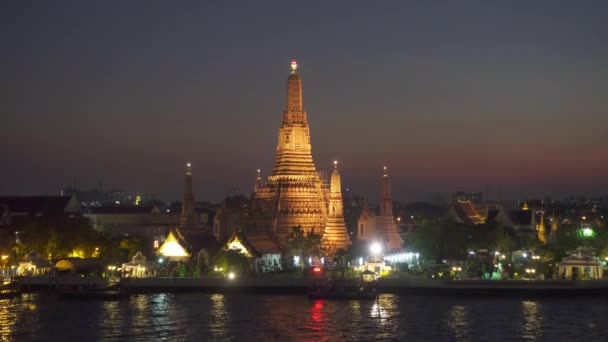 黄昏时分和华特阿伦在一起的风景 位于泰国曼谷Chao Phraya河畔的佛寺4K — 图库视频影像
