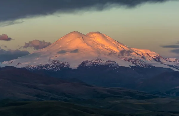 Elbrus al amanecer en las montañas del Cáucaso —  Fotos de Stock