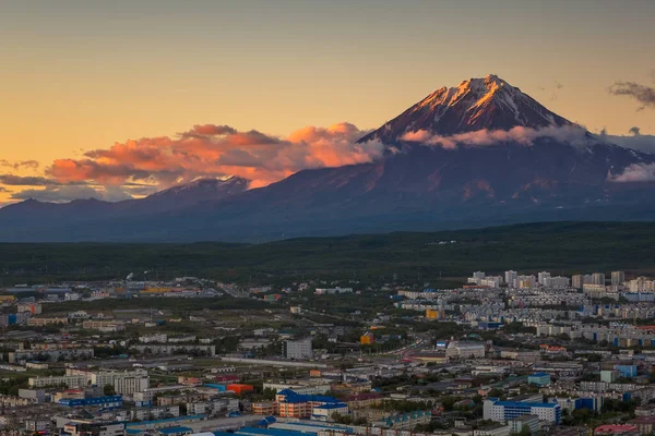 Petropavlovsk-Kamtjatsky stad vid solnedgången — Stockfoto