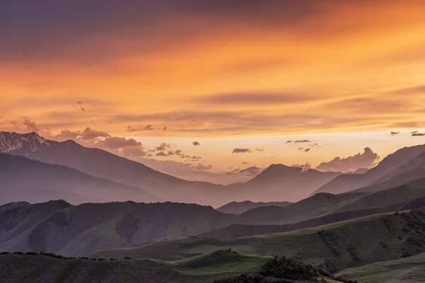Dumanlı dağlarda gün batımı, — Stok fotoğraf