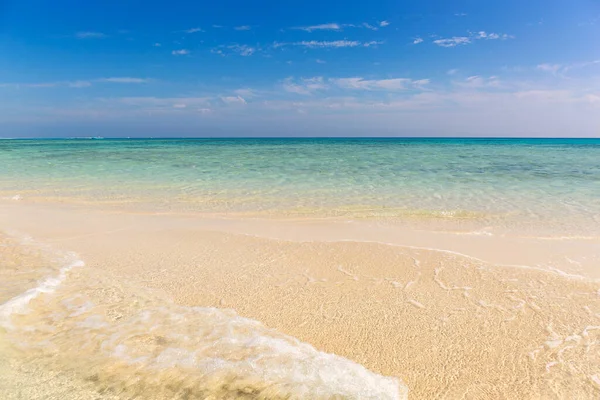 Beyaz kumlu deniz tükürük plajı — Stok fotoğraf