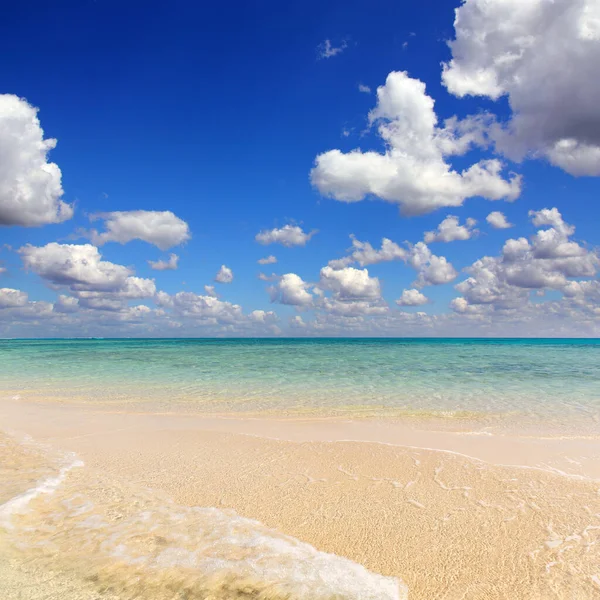 Areia branca mar cuspir praia — Fotografia de Stock