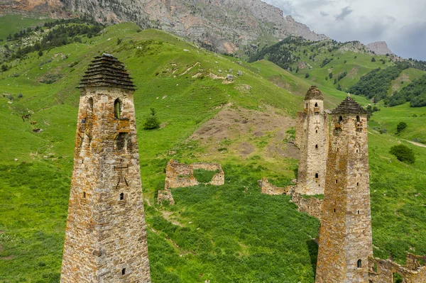 Complexo de torre medieval em montanhas — Fotografia de Stock