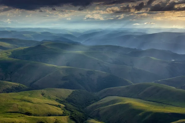 Sluneční paprsky na kopcích Kavkazu — Stock fotografie