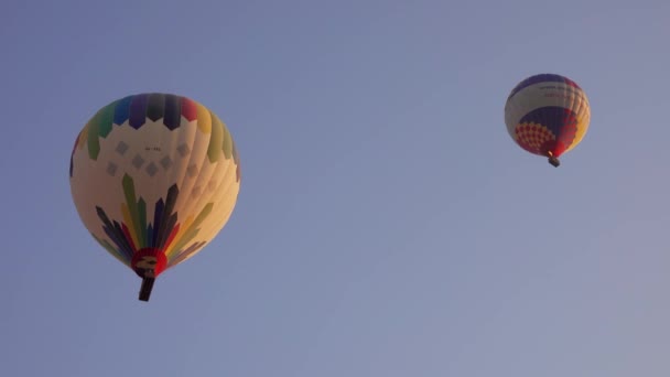 Mavi Gökyüzünde Uçan Sıcak Hava Balonları — Stok video