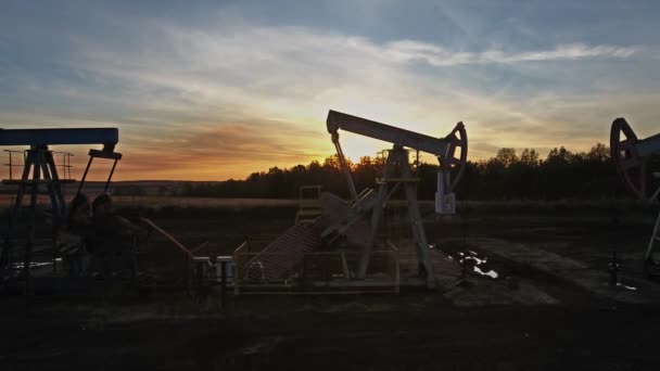 Vliegen Buurt Van Werkende Oliepompen Tegen Zonsondergang Lucht Achtergrond — Stockvideo