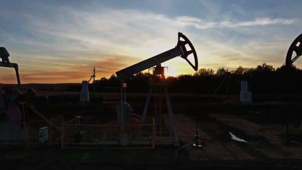 Volare Vicino Pompe Dell Olio Lavoro Sullo Sfondo Cielo Tramonto — Video Stock