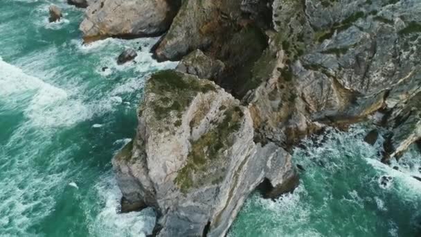 ポルトガル 4Kの大西洋岸の海の波と岩の空中写真 — ストック動画