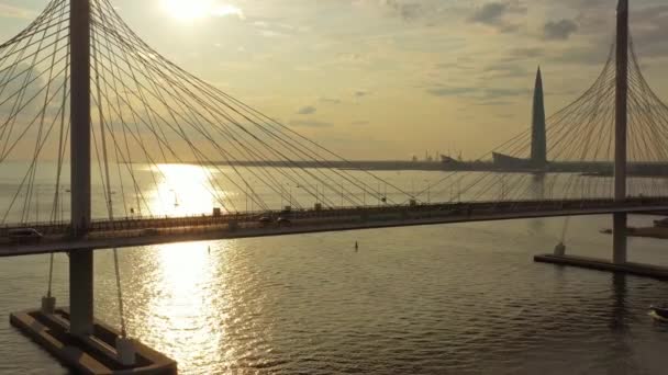 日落时分圣彼得堡的斜拉桥和新摩天大楼的空中景观 — 图库视频影像