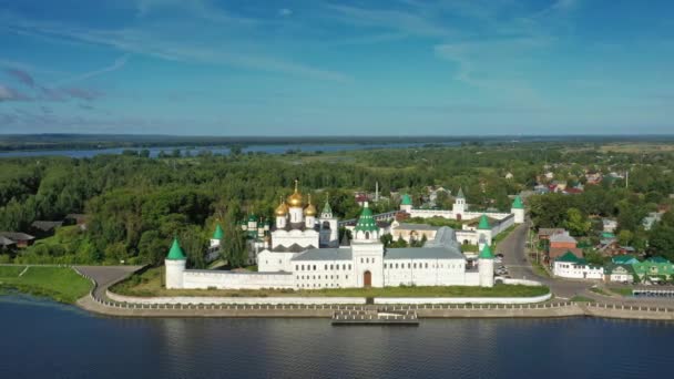 俄罗斯科斯特罗马古城著名的Ipatievsky Hypatian 修道院四周的空中景观4K — 图库视频影像