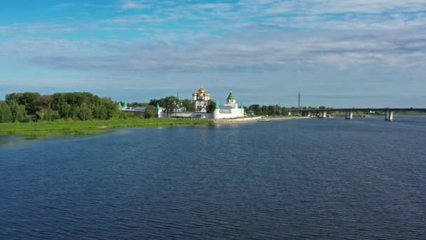 俄罗斯科斯特罗马古城著名的Ipatievsky Hypatian 修道院的空中景观 — 图库视频影像