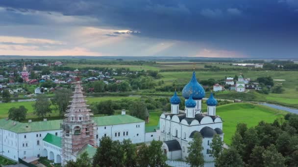 Повітряний Вид Кремлін Човен Річці Стародавньому Місті Суздаль Заході Сонця — стокове відео