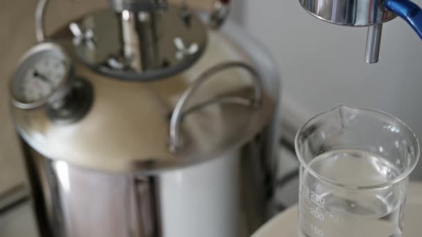 Huisdistillatieapparatuur Voor Distillatie Van Alcohol — Stockvideo