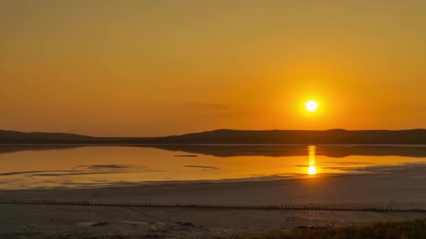 Pemandangan Indah Dengan Matahari Terbenam Atas Danau Garam Chokrak Krimea — Stok Video