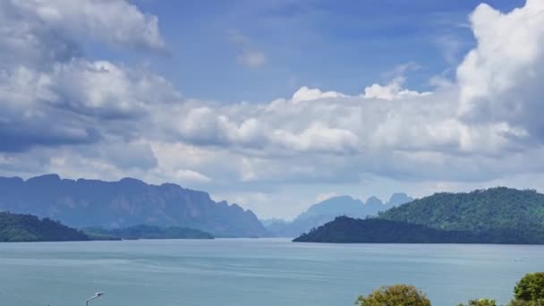 Cheow Lan Lake Khao Sok National Park Zuid Thailand Uitzoomen — Stockvideo