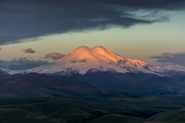 Hermosa Vista Del Monte Elbrus Amanecer Montañas Del Cáucaso Norte —  Fotos de Stock