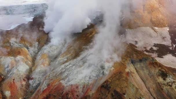 活動中のムトノフスキー火山 カムチャツカ ロシア 4Kの火口内の噴気口の空中ビュー — ストック動画