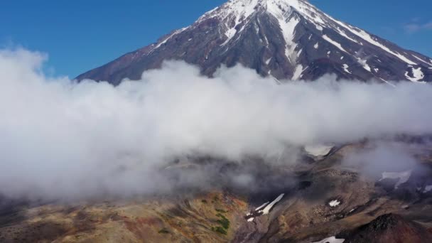 Luchtfoto Van Koryaksky Vulkaan Wolken Het Schiereiland Kamchatka Rusland — Stockvideo