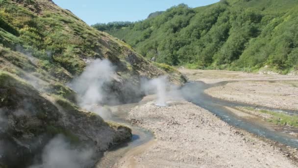 Aguas Termales Fumarolas Famoso Valle Los Géiseres Península Kamchatka Rusia — Vídeo de stock