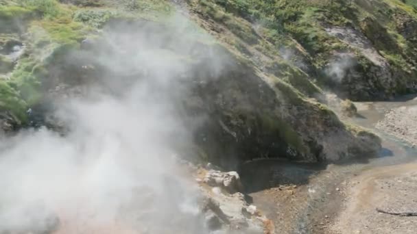 Uitbarsting Van Geiser Bolshoy Big Vallei Van Geisers Kamtsjatka Schiereiland — Stockvideo