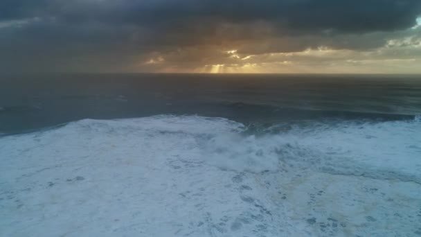 大西洋と日没の空の大きな波の空中ビュー — ストック動画