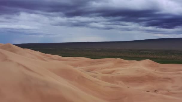 Flygfoto Över Sanddyner Med Stormmoln Vid Solnedgången Gobiöknen Mongoliet — Stockvideo