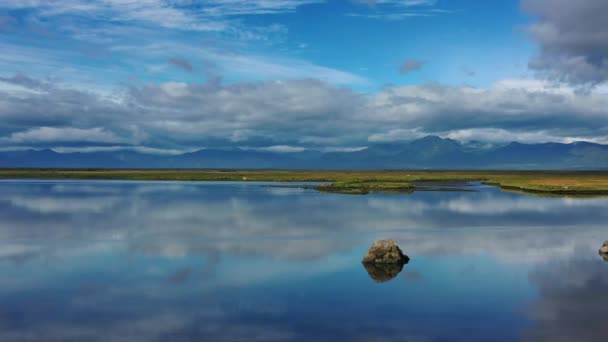 Pierres Avec Réflexion Dans Eau Douce Delta Fleuve Avacha Péninsule — Video