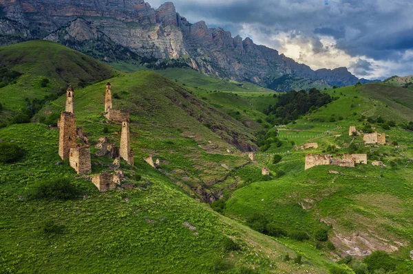 Complexo de torre medieval em montanhas — Fotografia de Stock