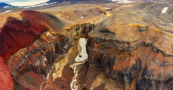 Desfiladeiro perigoso colorido em Kamchatka — Fotografia de Stock