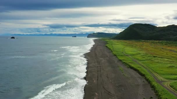 Kamçatka Yarımadasında Siyah Kumla Khalaktyrsky Sahilinde Uçmak Rusya Pasifik Okyanusu — Stok video