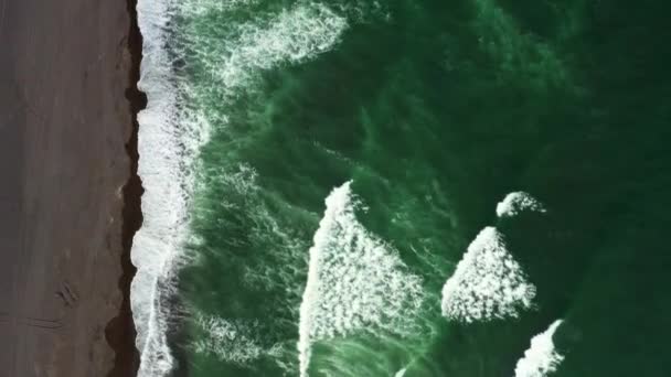 カムチャツカ半島 ロシア 太平洋上の黒い砂とカラクティルスキービーチの空中トップビュー — ストック動画