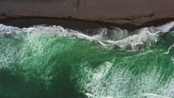 Luftaufnahme Vom Khalaktyrsky Strand Mit Schwarzem Sand Auf Der Halbinsel — Stockvideo