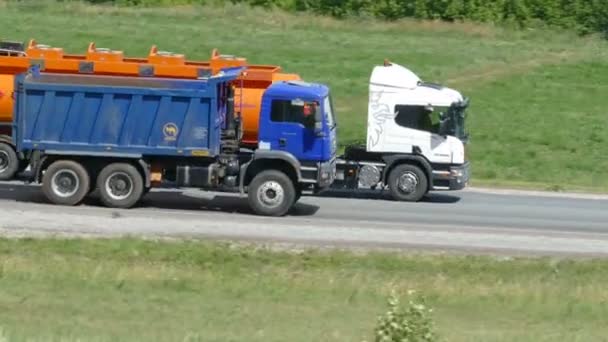 Ufa Russia Circa Aug 2016 Dumper Tankwagen Rijden Een Weg — Stockvideo