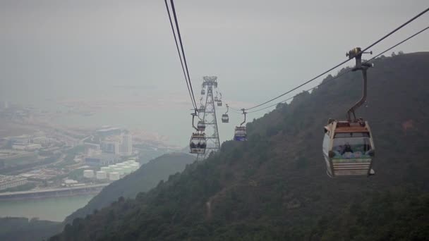 中国香港 2016年2月9日 昂坪360缆车在香港大屿山 缆车连接高山 — 图库视频影像