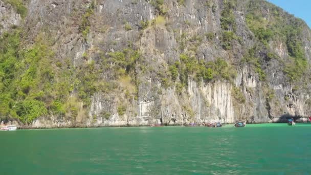 Krabi Tailandia Circa Feb 2016 Flotando Barco Bahía Phi Phi — Vídeos de Stock