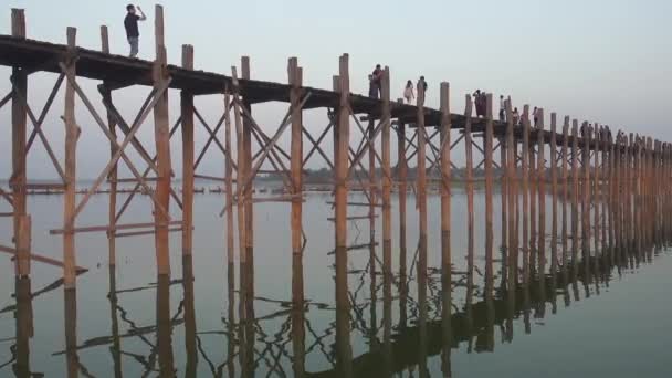 Mandalay Myanmar Circa Jan 2016 Beroemde Bein Teakhouten Brug Taungthaman — Stockvideo