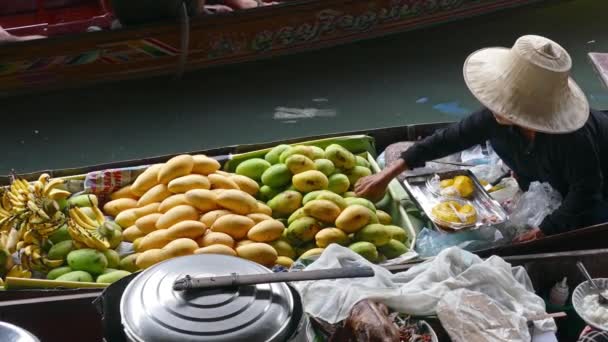 バンコク Circa 2017年1月 Damnoen Saduakフローティングマーケット 地元の人々は新鮮な食材 調理された食べ物やお土産を売っています — ストック動画