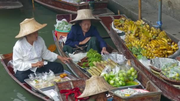 バンコク Circa 2017年1月 Damnoen Saduakフローティングマーケット 地元の人々は新鮮な食材 調理された食べ物やお土産を売っています — ストック動画