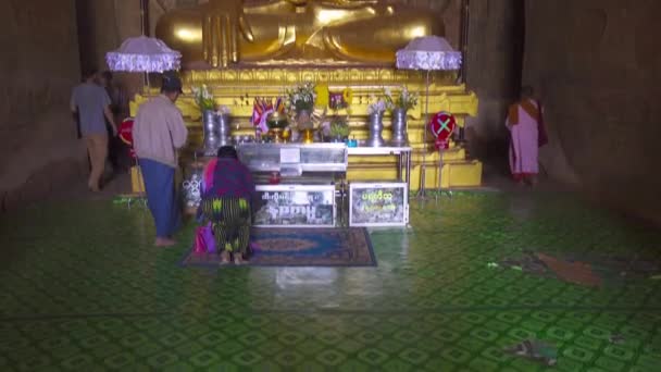 Bagan Myanmar Styczeń 2016 Ludzie Modlą Się Przed Posągiem Buddy — Wideo stockowe