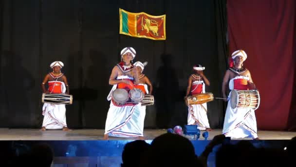 Kandy Sri Lanka 2015年3月17日 カンダヤン文化センターの観光客のために行う伝統衣装のスリランカのダンサー — ストック動画