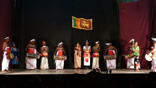 Kandy Sri Lanka Března 2015 Srílanští Tanečníci Tradičních Kostýmech Vystupují — Stock video