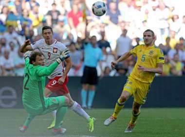 Marseille, Fransa - 21 Haziran 2016: Stade Velodrome Marsilya, Fransa, Ukrayna Euro 2012 Avrupa Futbol maçı sırasında Poland (C), Robert Lewandowski saldırıları