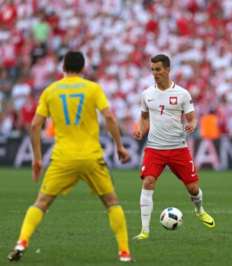 Marseille, Fransa - 21 Haziran 2016: Arkadiusz Milik Polonya karşı Stade Velodrome Marsilya, Fransa, Ukrayna 2012 Avrupa Futbol Şampiyonası oyun sırasında top denetler