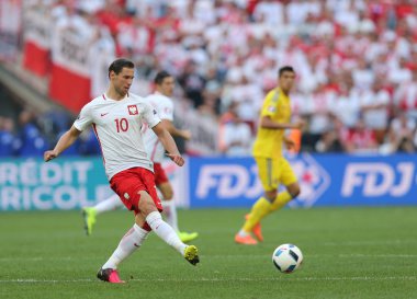 Marseille, Fransa - 21 Haziran 2016: Grzegorz Krychowiak Polonya karşı Stade Velodrome Marsilya, Fransa, Ukrayna 2012 Avrupa Futbol Şampiyonası oyun sırasında top başladı