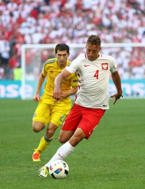 Marseille, Fransa - 21 Haziran 2016: Thiago Cionek Polonya karşı Stade Velodrome Marsilya, Fransa, Ukrayna 2012 Avrupa Futbol Şampiyonası oyun sırasında top denetler