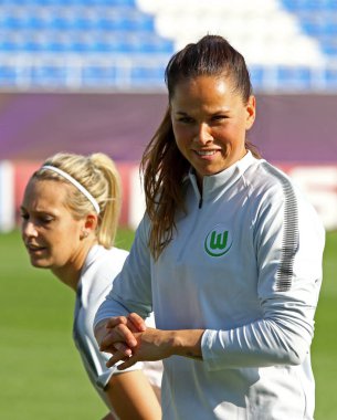 Kiev, Ukrayna - 23 Mayıs 2018: Isabel Kerschowski Vfl Wolfsburg gülücükler Olympique Lyonnais Lobanovskiy Stadyumu'nda karşı Uefa Kadınlar Şampiyonlar Ligi Final 2018 oyun öncesi eğitim oturumu sırasında
